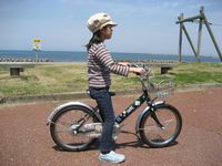 サドルは両足がしっかりと地面につく位置まで下げる!