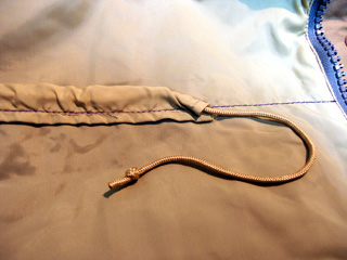 ライニング側に装着された紐通し