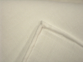 縁はハンドロール仕上げ