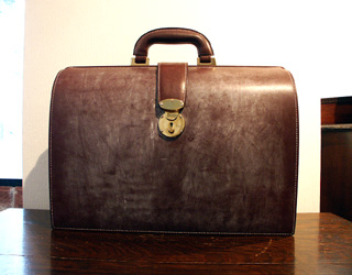 藤井鞄の定番型シリーズ ブライドル・バッグ これが超絶技巧の手縫い  