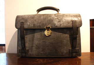 藤井鞄の定番型シリーズ ブライドル・バッグ これが超絶技巧の手縫い  