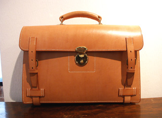 藤井鞄の定番型シリーズ ブライドル・バッグ これが超絶技巧の手縫い  