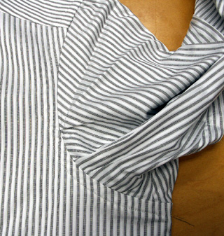 肩が前身頃に入っている