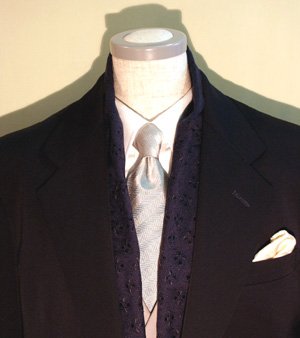 フォーマルウェアと光沢のあるマフラー