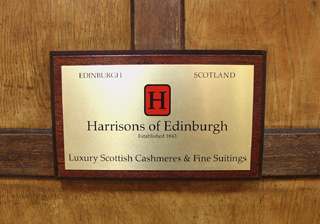 作業台にさりげなく取り付けられたハリソンズのプレート