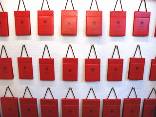 壁に飾られたハリソンズのバンチ(生地の見本帳)