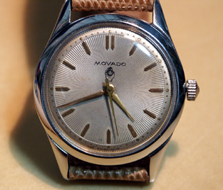 モバードの手巻き腕時計