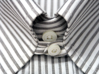 注目のタブカラー・シャツ