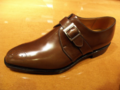 チゼル・トウタイプのモンクストラップ・メダリオン