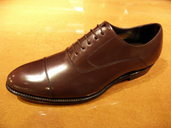 ラウンド・トウタイプのストレート・チップ