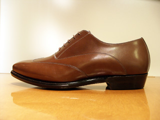 ラウンド・トウタイプのウイングチップ(ブラインドブローグ)