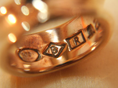 リングの内側には18Kの刻印が入る