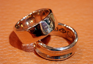 ポリッシュ仕上げのリング