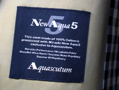 アクアスキュータムのトレンチ・コート