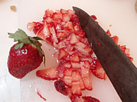苺を切る