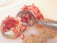 ケーキにクリームをのせる