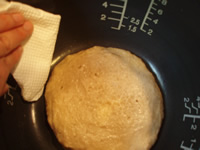 内釜をきれいに拭く