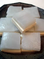 豆腐とわらびもちを切る