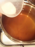 だし汁にしょう油と塩で味付け