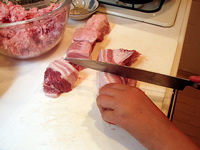 肉を切る