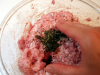 塩とハーブを混ぜる