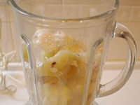 ミキサーに材料を入れる