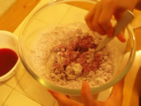 上新粉とジュースを少しづつ混ぜる