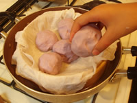 丸めて蒸し器に入れる