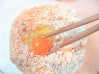 2、卵を加えて混ぜる。