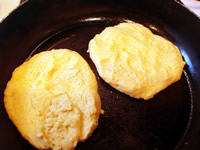 4、手をぬらして、たねを丸くしたあと平らにし、油をひいたテフロンのフライパンで焼く。