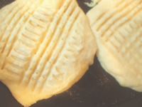 5、先に裏を焼き、少し表面が乾いたら表にフォークで飾りを入れる。