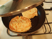 6・表を焼く際には蓋をして弱火で5分。