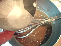3、ふるった粉で残ったもの(主に黒砂糖)と水を加えて、鍋に入れて煮溶かす。