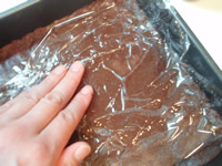 6・ケーキ型に生地を均等にしきつめます。