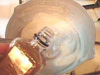 8・少し透明感が出たら洋酒とバニラビーンズを加えてできあがり。