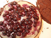 10・ケーキを2枚に切って、真ん中に8でできたココナッツクリームと、果物をのせてケーキをかぶせます。(くずれやすいので注意してください。)