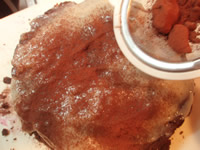 11・上にもクリームをのせたら、仕上げにココアパウダーをふりかけます。(ココアパウダーは茶漉しを使うときれいにできます。)