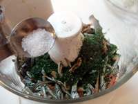 2・1にかつお節、青海苔、ゴマ、黒砂糖、塩を入れてフードプロセッサーにかけます。(すり鉢で気長にすってもOKです)"