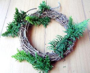 リース台に巻きつけていく