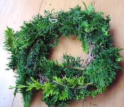 リース台にヒバを巻き終えたところ