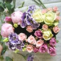 残りの花材を入れる