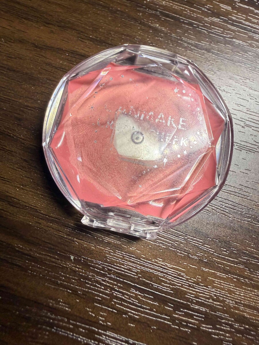 キャンメイクの「クリームチーク 23 キューピッドピンク」はパーソナルカラー関係なく使えるカラー