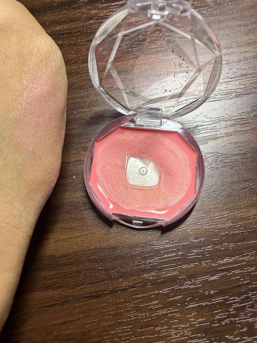 キャンメイクの「クリームチーク 23 キューピッドピンク」は重ね付け、指先で塗るなど色の表現を幅広く楽しめる