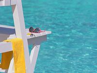 プールと白いイス