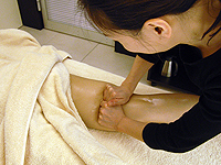 拳でマッサージ