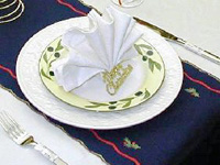 オリーブの実や葉の模様の皿のイメージ