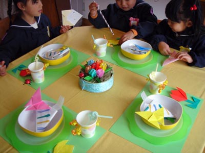 折り紙を使ったお祝いのテーブル