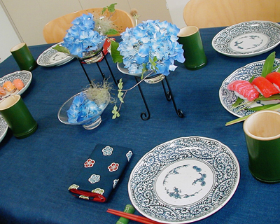 あじさいの花と藍色クロス