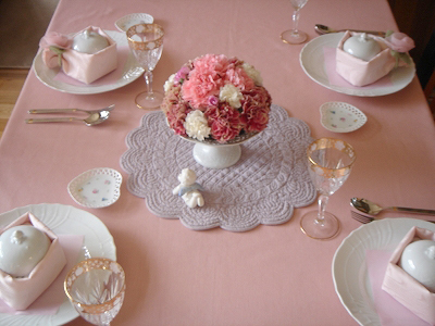 ピンクのテーブルクロスの食卓