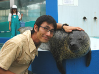 南知多ビーチランド・アザラシにタッチ